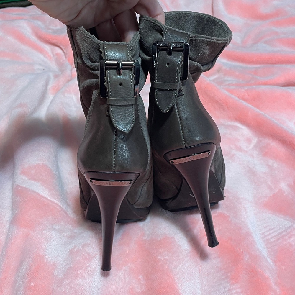 Michael Kors DESIGNER Boots
The PERFECT Style.
Great tread for walking
Like New
